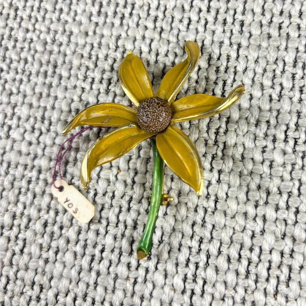 Vintage 1960s Retro Yellow Rotating‎ Flower Power Brooch Gold Tone Floral Pin